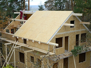 Устройство скатной крыши из СИП-панелей - фото
